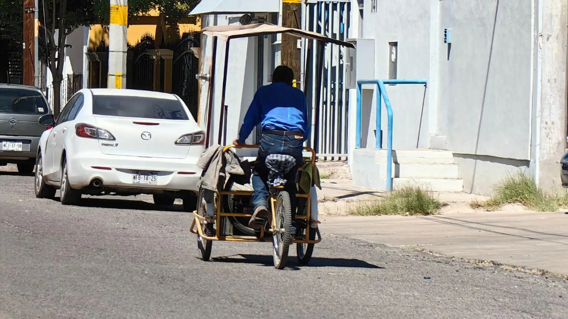 Ramón Jiménez Herrera vende tortillas en su triciclo